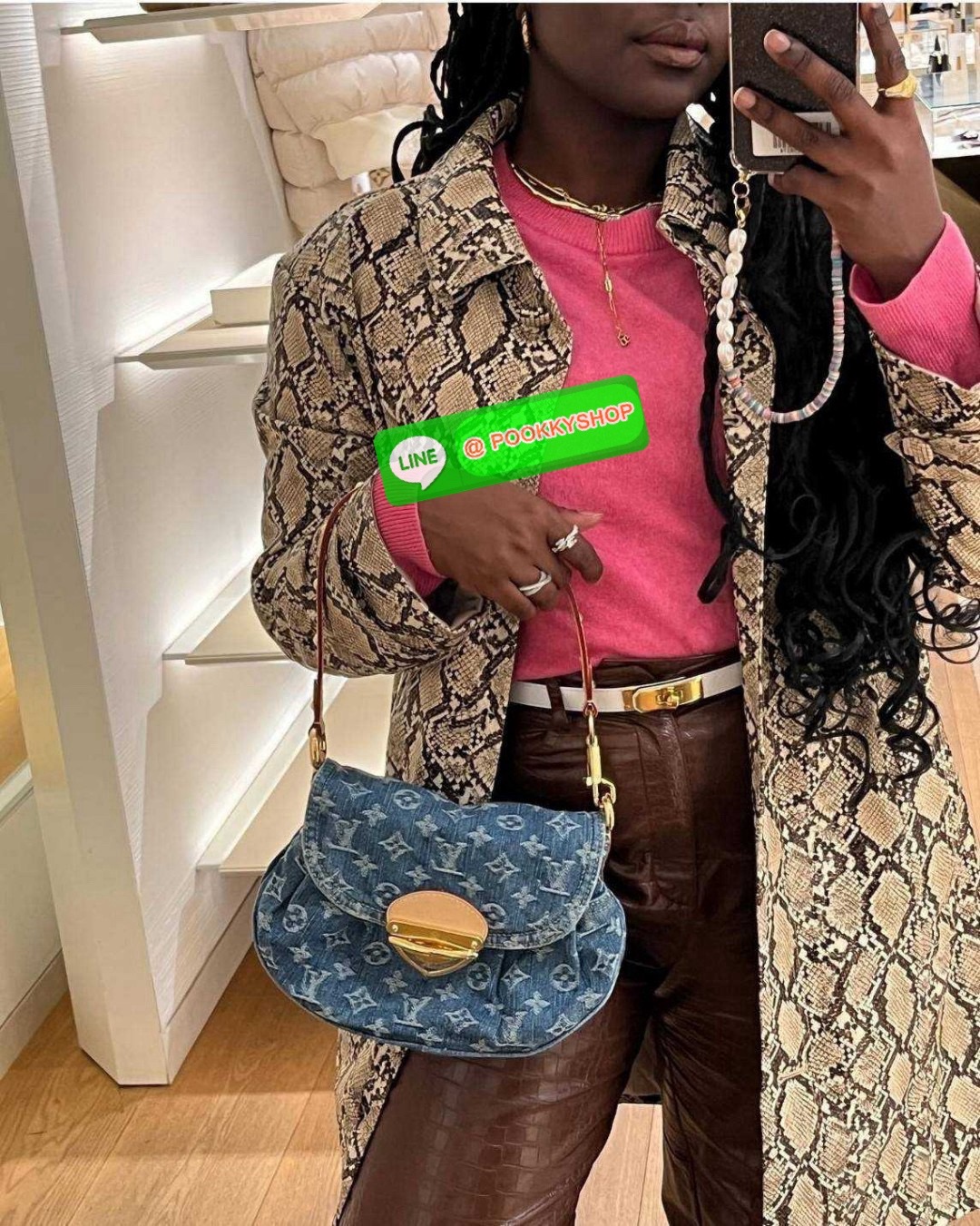 LV sunset monogram denim bag 🔆 Details แรงมากฉุดไม่อยู่ กับกระแสคอลใหม่ lvremix ดีไซน์แบบตัวมัม y2k รูปทรง baguette สวยดูแพง ใบนี้ก็ฉ่ำสุดๆ เป็นกระเป๋าสะพายไหล่ ที่สามารถปรับเป็นสะพายข้างได้