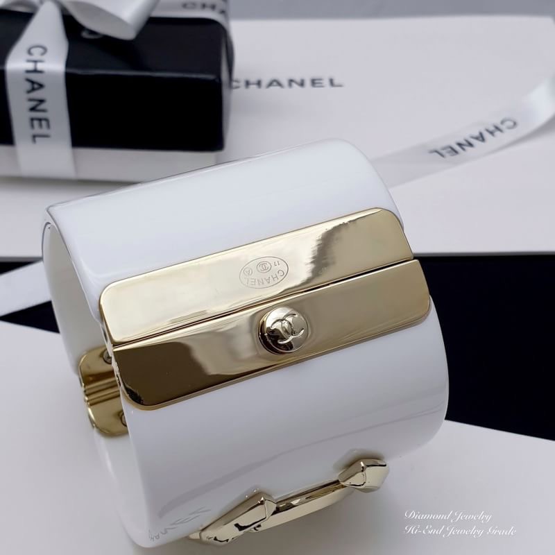 Super Hi-End Quality !!! ((งาน 1:1 เกรดดีที่สุดในท้องตลาด)) Chanel Cuff คอลใหม่ล่าสุด จัดให้ตามคำขอจ้า พร้อมส่งเลยจ้า chanel cuff ตัวกำไลอะไหล่ stainless สีทองเกรดคุณภาพ top premium ตัวกำไลมีน้ำหนักน้า ไม่เบาก๊องแก๊งเหมือนงานถูกๆ ค่ะ อะไหล่ทอง 18k plated