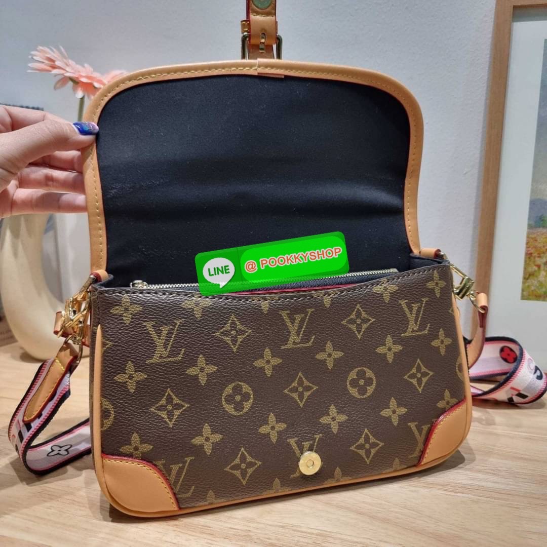 LV DIANE BAG 🔆 Details กระเป๋ามัลติฟังก์ชั่นสุดคุ้มจากเคาน์เตอร์ dutyfree ที่ดีไซน์ออกมาน่ารักน่าใช้มากๆ มีสายมาให้ถึง 2 แบบ สายหนังคล้องไหล่ได้ และสายสปอร์ตครอสบอดี้ได้ ปรับเปลี่ยนใช้ตามลุคแต่ละวันได้เลย
