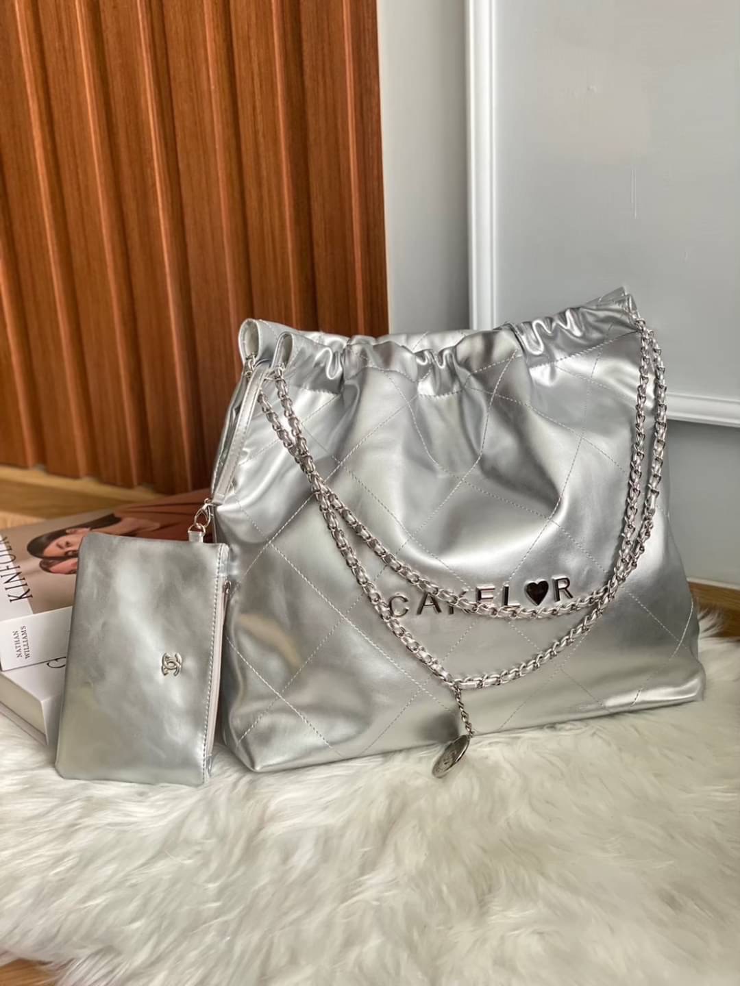 COCO Crush กระเป่าสะพายทรงขนมจีบสไตล์แบรนด์ ใบใหญ่จุใจ ยวบๆ สวยมากกก กระเเสแรงสุดๆ ตอบโจทย์การใช้งาน จุของได้สาระพัดสิ่ง ตัวหนังเป็น Pu Leather คุณภาพดีมากกค่ะ สายสะพายเป็นโซ่พันหนัง มีกระเป๋าจิ๋วพ่วงมาด้วย ถอดเเนกใช้ได้ค่ะ หิ้วได้ 2 ด้านค่ะ อีกด้านไม่มีต