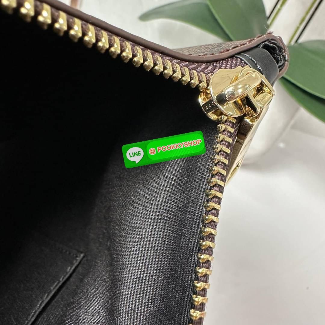 Coach 4455 ZIP TOP TOTE IN SIGNATURE CANVAS กระเป๋าสะพายไหล่ทรง Tote เปิด-ปิดกระเป๋าด้วยซิป ป้องกันของตกหล่น ภายในกว้างใส่สัมภาระได้เยอะ มีช่องเล็กใส่ของจุกจิก วัสดุแคนวาส หูจับหนังแท้ ถือไปเที่ยว ไปทำงาน สะดวกเลยค้า