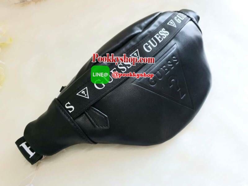 GUESS GESABEL GYM FANNY PACK กระเป๋าหนังคาดเอว/อก ด้านหน้าปั๊มโลโก้แบรนด์ทรงสามเหลี่ยม ตัวกระเป๋าเปิดปิดด้วยซิปใช้งานง่าย มี 2 ช่องซิป มีลูกเล่นซ่อนซิปหน้าคาดปิดด้วยสายพิมพ์โลโก้ ภายในกระเป๋าโล่งกว้าง สามารถใส่มือถือได้ทุกรุ่น จุของได้เยอะ รับรองถูกใจสาวๆ