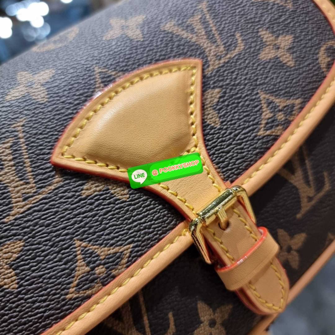 Rare item!! LV sologne crossbody bag ที่สุดของรุ่นหายากที่จัดเต็มให้แบบฟูลเซ็ท กระเป๋าสะพายราคาสุดคุ้มจากเคาน์เตอร์ dutyfree ที่ดีไซน์ออกมาน่ารักน่าใช้ ขนาดกำลังสวยมาก วัสดุหนังแคนวาส เปิด-ปิดด้วยกระดุมแม่เหล็ก ภายในโล่ง มีช่องซิปแยกให้ ใส่ของสำคัญได้สบาย