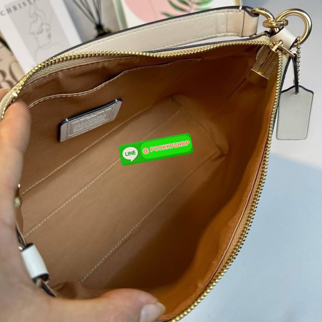 กระเป๋าสะพาย LEWIS IN SIGNATURE CANVAS ( COACH F85696) กระเป๋าหนังลาย C ผ้าใบเคลือบซิกเนเจอร์ พร้อมรายละเอียด หนัง เรียบ] ภายในกระเป๋ามัลติฟังก์ชั่น ปิดด้วยซิป ซับในผ้า