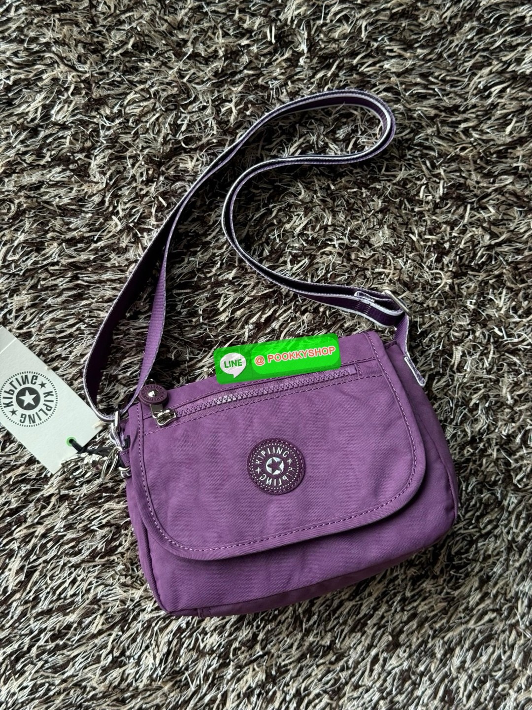 Kipling Sabian Crossbody Mini Bag (AC8280) เป็นอีกหนึ่งกระเป๋าขนาดกะทัดรัด สามารถจัดเก็บของได้เป็นระเบียบ และใส่สิ่งของจำเป็นได้มากกว่าที่คิด โดยมีช่องใส่ของมากมายทั้งด้านหน้า 1 ช่อง ด้านในของกระเป๋า 2 ช่อง อีกทั้งสายสะพายยังสามารถปรับความสั้นยาวได้ตามต้อ
