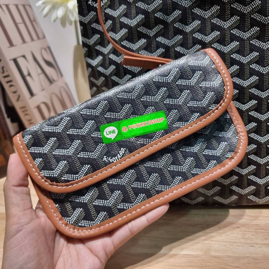 GOYARD BOHEME HOBO BAG ใหม่สุดคุ้ม กับกระเป๋าสะพายทรงโฮโบ ใบใหญ่จุใจ!! มาครบสีขายดี เลิศทุกสี รูปทรงคลาสสิค ดีไซน์เป็นเอกลักษณ์ วัสดุหนังแคนวาสพิมพ์ลายสวยคม ปากกระเป๋ามีซิปเปิด-ปิดกันของหล่นได้ ภายในโล่งกว้างมาก มาพร้อมสายคล้องในตัว ทนทาน สะพายสวยๆได้ทุกว