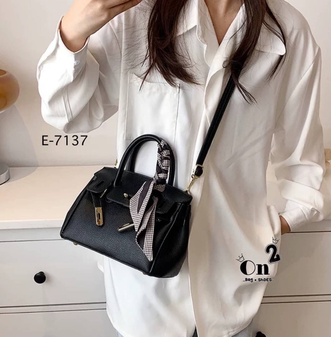 New arrivals🥳🥳 กระเป๋าแฟชั่นมาใหม่ ทรง Birkin งานสไตล์แบรนด์ เปิดหน้าอะไหล่ทอง ทรงสวยน่าใช่มากค่ะ มาพร้อมสายสะพายยาวแบบครอสบอดี้