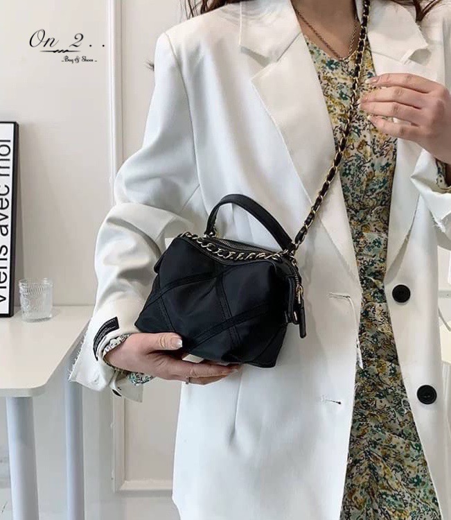 NEW Arrival CHANEL Nylon Crossbody bag กระเป๋าผ้าไนลอนเดินด้ายตารางสีดำ อะไหล่สีทองเข้ม สายโซ่ร้อยหนัง อะไหล่สีทอง สวยเลิศ♥️