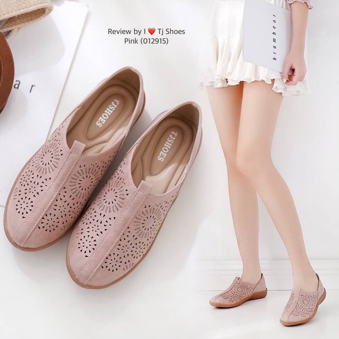 พร้อมส่งรองเท้าเพื่อสุขภาพ ที่ทั่งเกร๋ทั้งน่ารักสุดๆ รองเท้ารุ่นนี้เป็นงานสั่งทำพิเศษ หนังนิ้มนิ่ม ฉลุลายน่ารักๆ มีรูระบายอากาศใส่แล้วเท้าไม่อับ น้ำหนักเบา ใส่นุ่มเดินทั้งวันได้สบายมากๆ ส้นยางเกรดพรีเมี่ยมอย่างดี แมทกับชุดอะไรก็เกร๋ เป็นรุ่นแนะนำ ซื้อไปรั