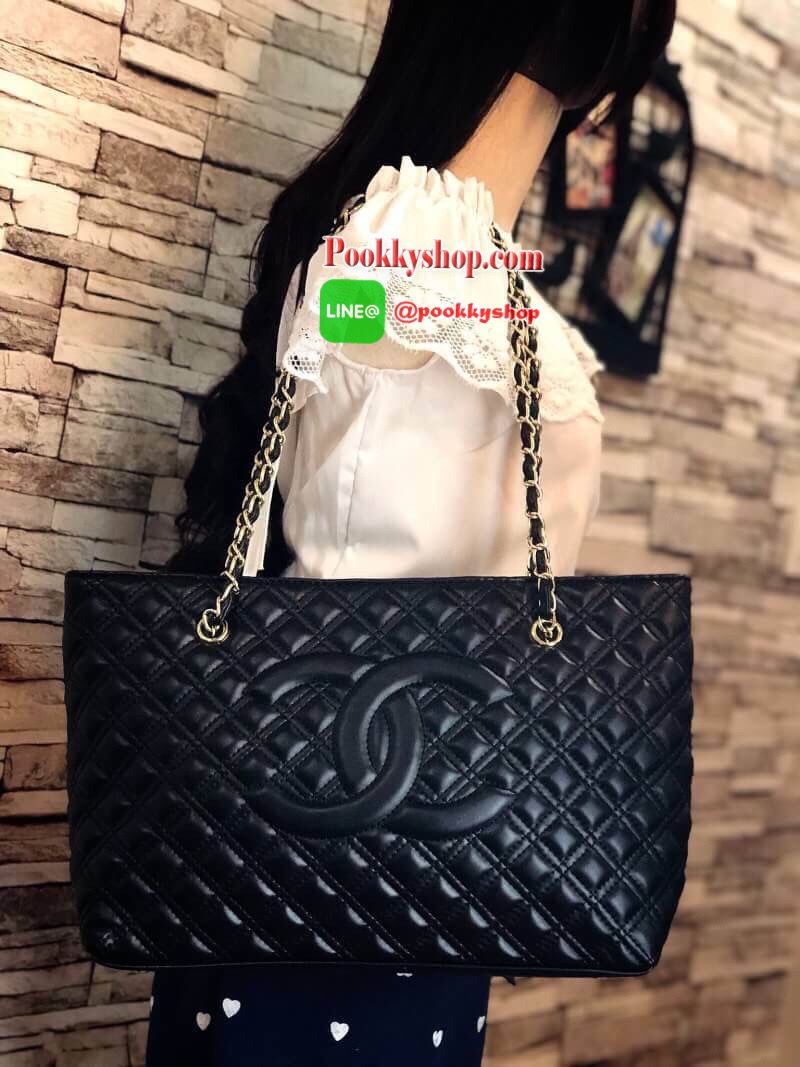 Chanel TOTE BEAUTY วัสดุหนังแกะสัมผัสนิ่มมือ สังเคราะห์คุณภาพดีทนทาน เปิด-ปิดด้วยซิปอะไหล่ทอง ฐานรองหมุด4มุม ปรับระดับได้ ภายในมีช่องใส่ของจุกจิก และซิปใหญ่ อีก1 ช่อง สายสะพายไหล่สบาย จุของได้เยอะ น้ำหนักเบา ซื้อใช้เองหรือฝากเป็นของขวัญก็สุดคุ้มค่ะ สวยมาก