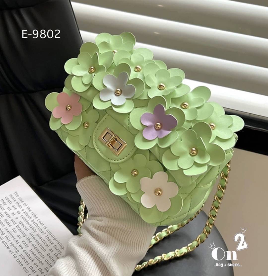 กระเป๋าสะพายชาแนล ทรงคลาสสิคเปิดหน้า แต่งดอกไม้รอบใบเพิ่มความ cute ไปอีก สายสะพายยาวครอสบอดี้ได้ค่ะ พร้อมส่ง 6 สีค่ะ