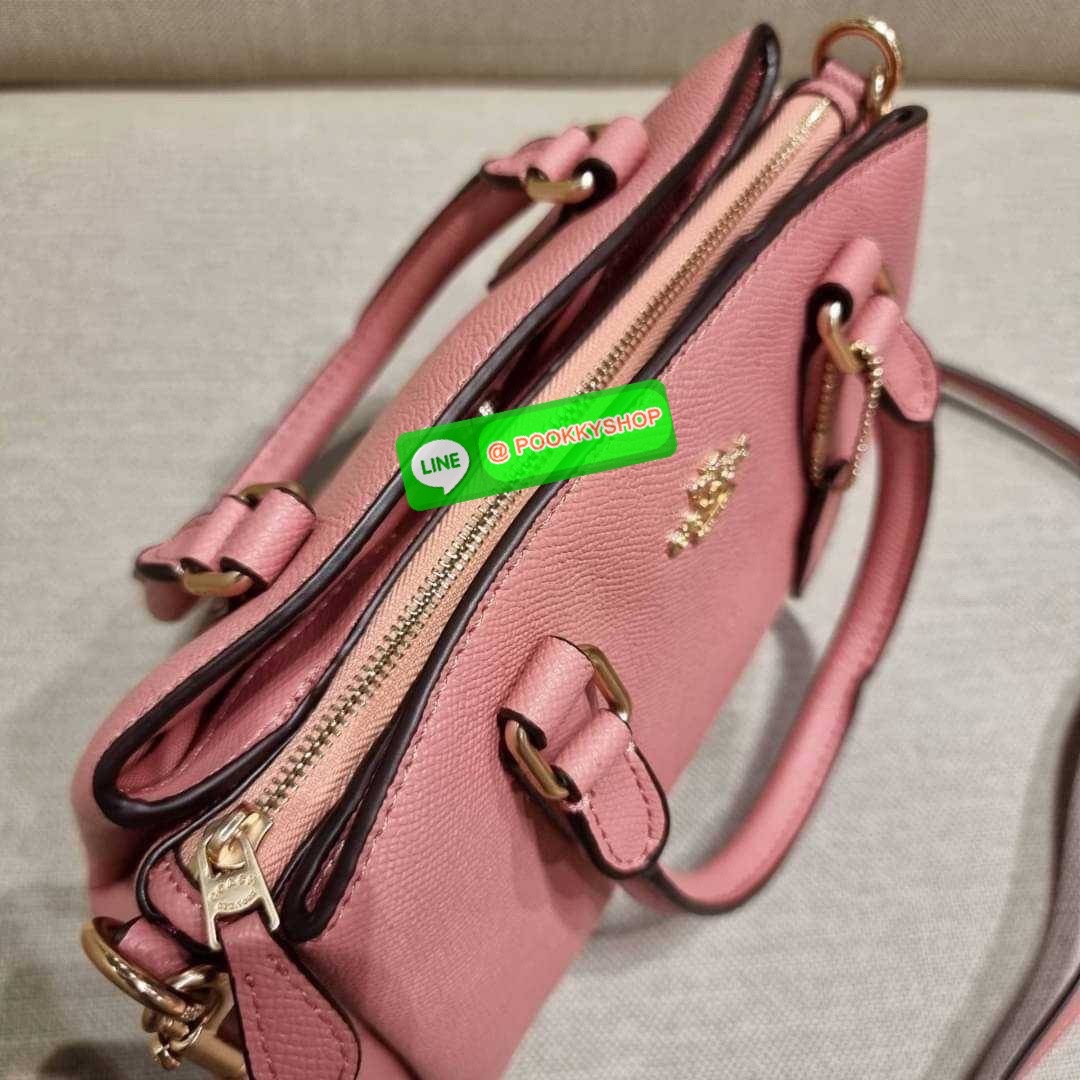COACH F29434 MINI SAGE CARRYALL IN SIGNATURE CANVAS รุ่นยอดฮิต!! ที่สุดของกระเป๋าสะพายขายดี ต้องทรงถังมินิรุ่นนี้ วัสดุหนังแคนวาสเคลือบลาย สวย คลาสสิค มาพร้อมสายสะพายข้างและหูหิ้วในตัว ถอดออกถือคล้องแขนเก๋ๆ หรูๆยังได้ ภายในเป็นช่องโล่ง แบ่งสัดส่วนอย่างดี