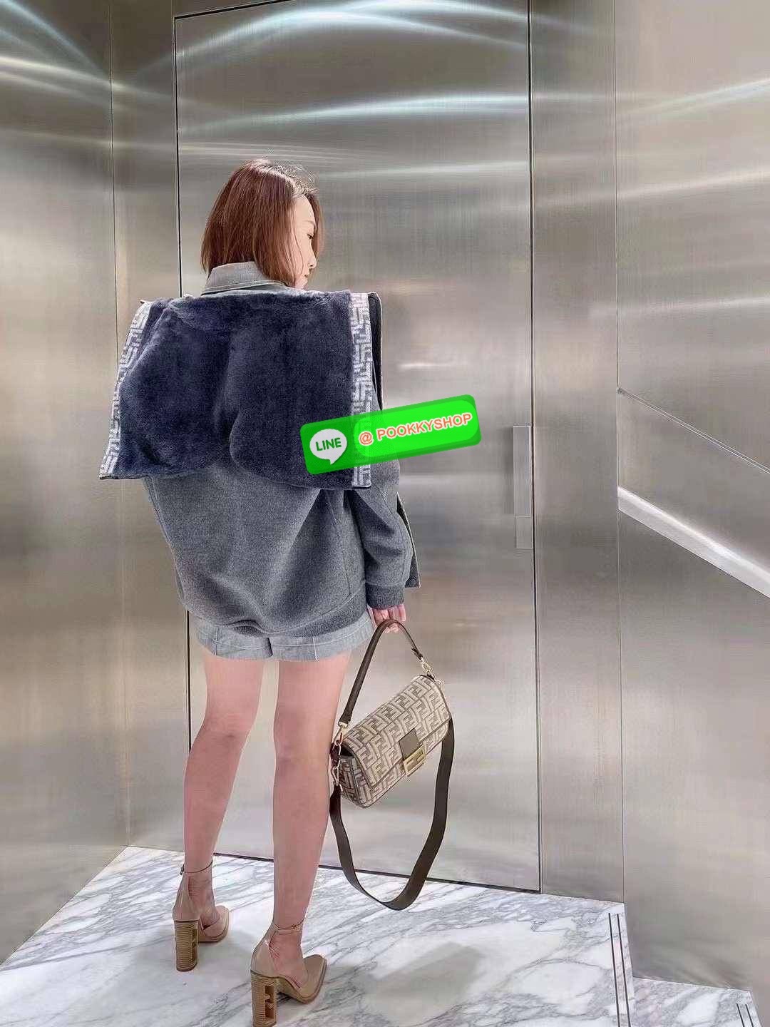 New Arrivals!!! Fendi Baguette Dark Gray FF Tapestry Fabric Bag กระเป๋าทรง Baguette ขนาดกลาง วัสดุผ้าเซนิล พร้อมลวดลาย FF สีเทาเข้ม ปิดท้ายด้วยรายละเอียดหนังแบบทูโทนและประดับด้วยตัวล็อค FF โดดเด่นด้วยฝาปิดด้านหน้าตัวล็อคแม่เหล็กช่องด้านในบุด้วยผ้าหนังกลับ