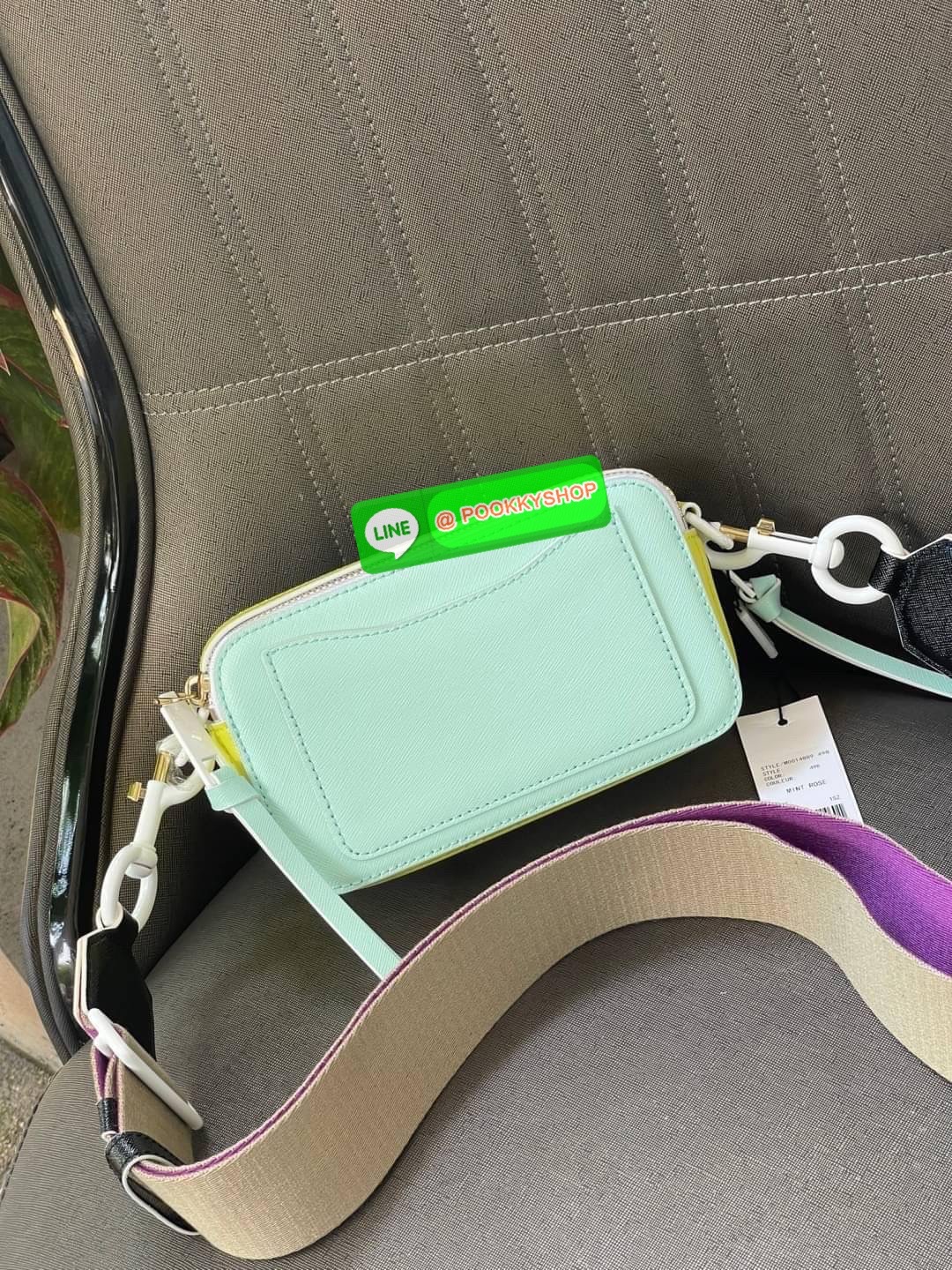 💕 Marc Jacobs Snapshot Bag กระเป๋าแบรนด์ดังจากสัญชาติอเมริกัน นับได้ว่ารุ่นนี้เป็นรุ่นทรงฮิตของ marc jacobs เลยทีเดียว โดยด้านหน้ากระเป๋าจะเป็นโลโก้แบบโลหะที่เป็นสัญลักษณ์ของแบรนด์นี้ มาพร้อมสายสะพายที่จะสะพายยังไงก็ดูโดดเด่น เพราะขนาดใหญ่ที่สกรีน