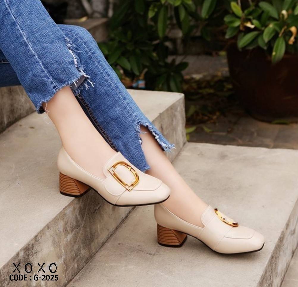 สินค้าพร้อมส่ง คัชชูสวม หน้ากว้าง ใส่สบาย สวยเก๋ ส้นไม้ มีส้นเล็กน้อย กำลังใส่สบาย วัสดุ PU ด้านบนติดอะไหล่ ทรงเหลี่ยม สวย แมทส์ชุดง่าย