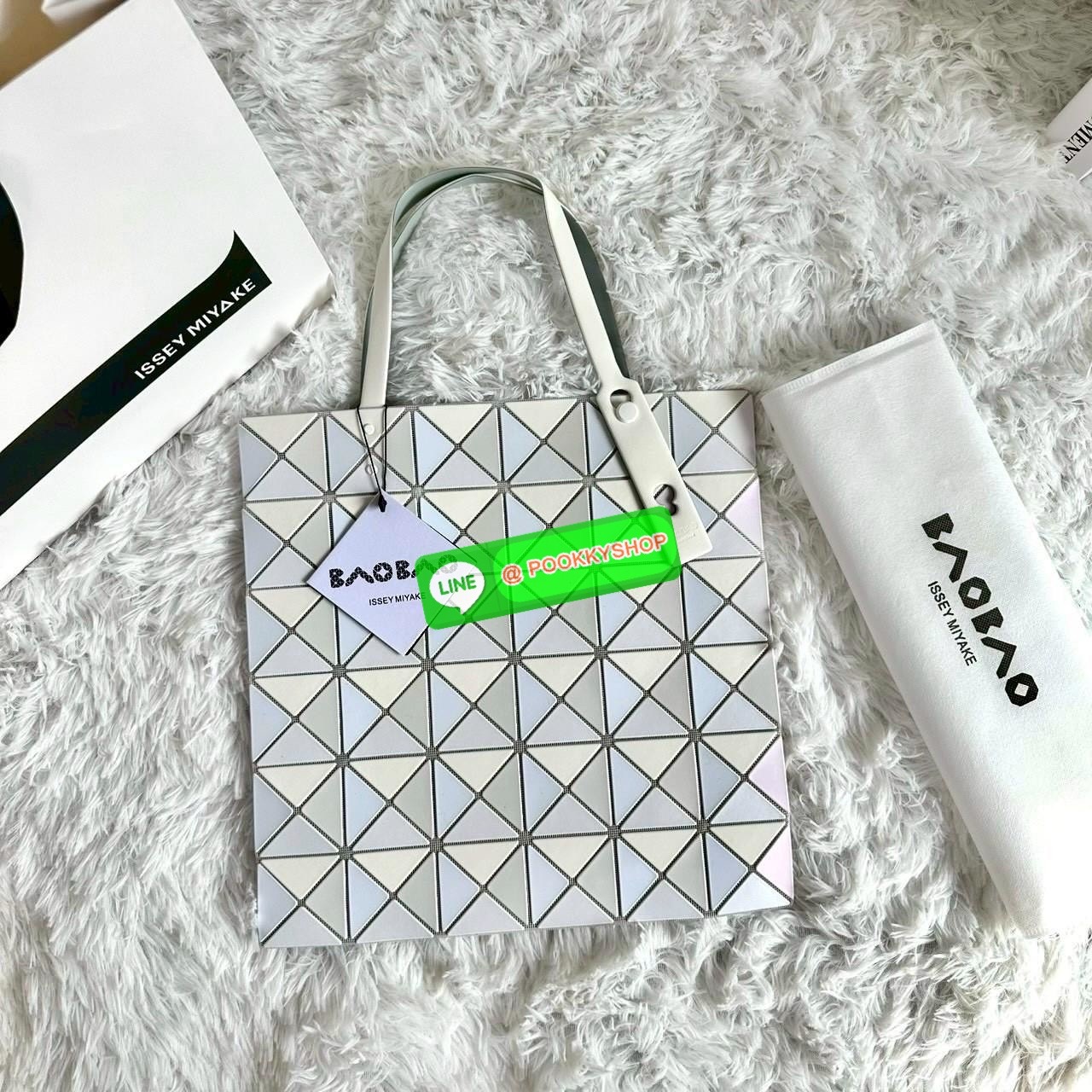 BAOBAO ISSEY MIYAKE QUATRO กระเป๋าไอคอนิกที่ไม่เคยตกเทรนด์! เรียบหรู แต่มีดีไซน์สะดุดตา โครงสร้างสามเหลี่ยมเอกลักษณ์เฉพาะของแบรนด์ ด้านในบุผ้า มีช่องซิปสำหรับเก็บของ น้ำหนักเบา สะพายสบาย ใส่ของได้เยอะมาก