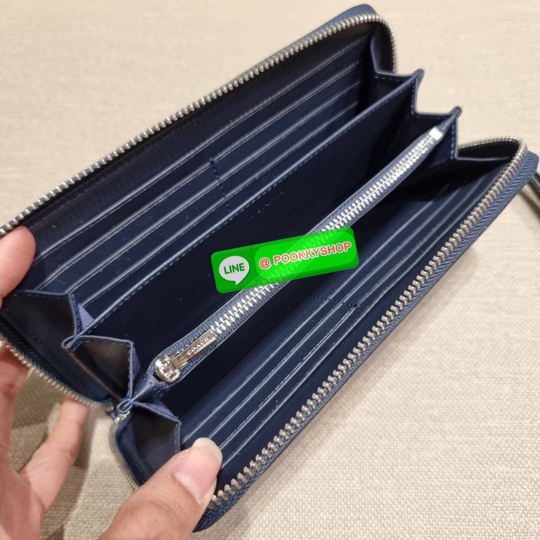 COACH C8313 LONG ZIP AROUND WALLET WITH SIGNATURE JACQUARD WITH STRIPES พร้อมเสิร์ฟความเลิศหรู ใหม่ล่าสุด กระเป๋าสตางค์ใบยาวกึ่งคล้องมือ ดีไซน์ผู้ดี๊ผู้ดี รุ่นขายดี ถือใช้คือขับผิวสุด!! วัสดุผ้า jacquard ลวดลายดูแพง มาพร้อมสายคล้องมือ ถอดออกได้ ภายในใส่บั