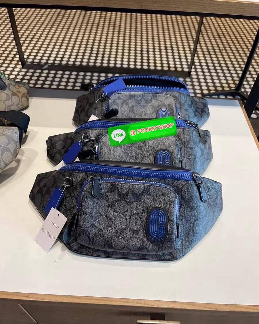 Coach C019 – Charter Belt Bag With Patch (Khaki Green Multi) ใบนี้คือจังหวะสนุกของสีธรรมชาติกับความเท่ที่ใช้งานได้จริง “คาดไว้ไม่ได้แค่ของ…แต่คาดไว้คือสไตล์ที่ไม่ซ้ำใคร” Coach C019 รุ่น Charter Belt Bag โทน Khaki/Green พร้อมโลโก้ Coach Leatherware Patch ข
