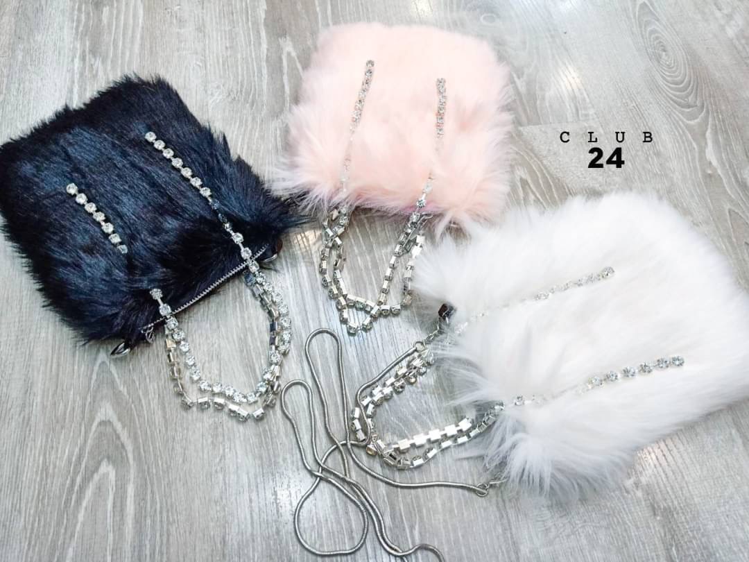 𝑵𝑬𝑾 𝑵𝑬𝑾‼️ ตอนรับเทศกาลที่จะถึงนี้ กระเป๋าขน รุ่นนี้เป็นขนนิ่มๆนุ่มๆเลยคะ ทรงสี่เหลี่ยม ตรงสายถือเป็นเพรช มีสายสะพายยาวข้างได้ น่ารักสุดๆ ทุกคนต้องมีนะคะ บอกเลยถือแล้วไม่ซ้ำใครแน่นอน