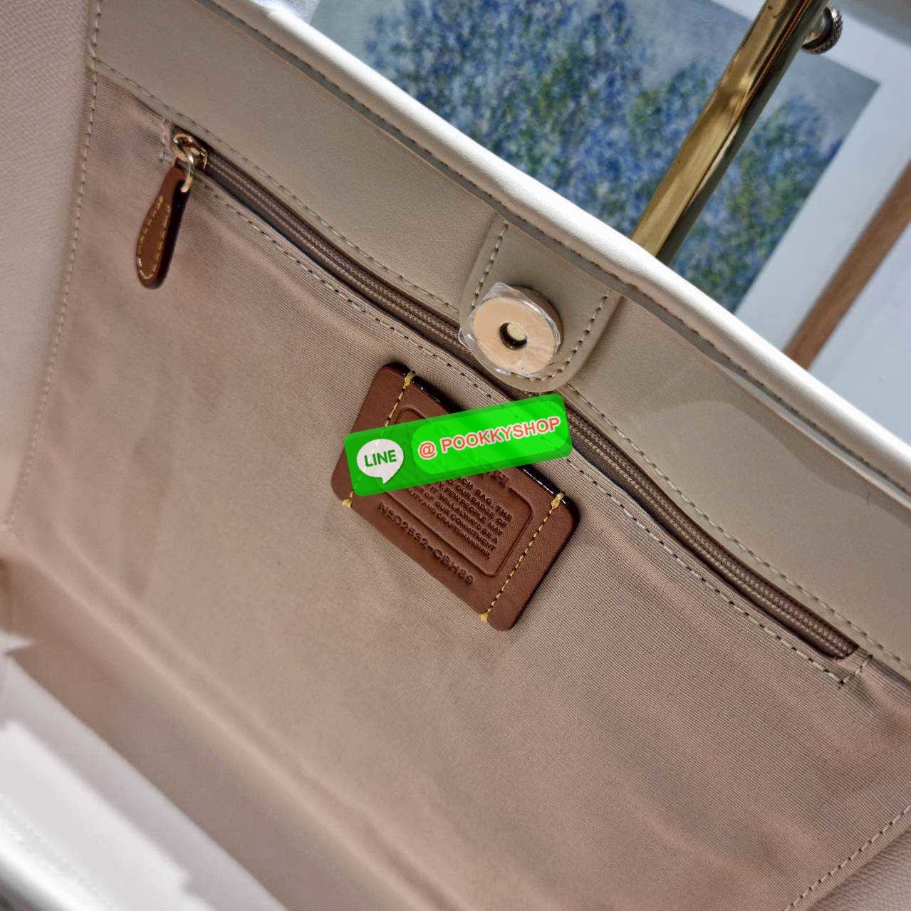 🔆 Model Coach CBH89 City Tote bag in Sketch Signature Canvas กระเป๋า City Tote รุ่นใหม่ล่าสุด ลายสวยมากๆ ดีไซน์ตัวซีลายสเก็ตช์ไม่ซ้ำ ไม่เกร่อ กระเป๋าโท้ทที่ขึ้นชื่อว่าจุของได้เยอะมากๆ ภายในโล่งกว้าง สายสะพายไหล่ในตัว สะพายไปเรียนคือได้เลย หรือสะพา