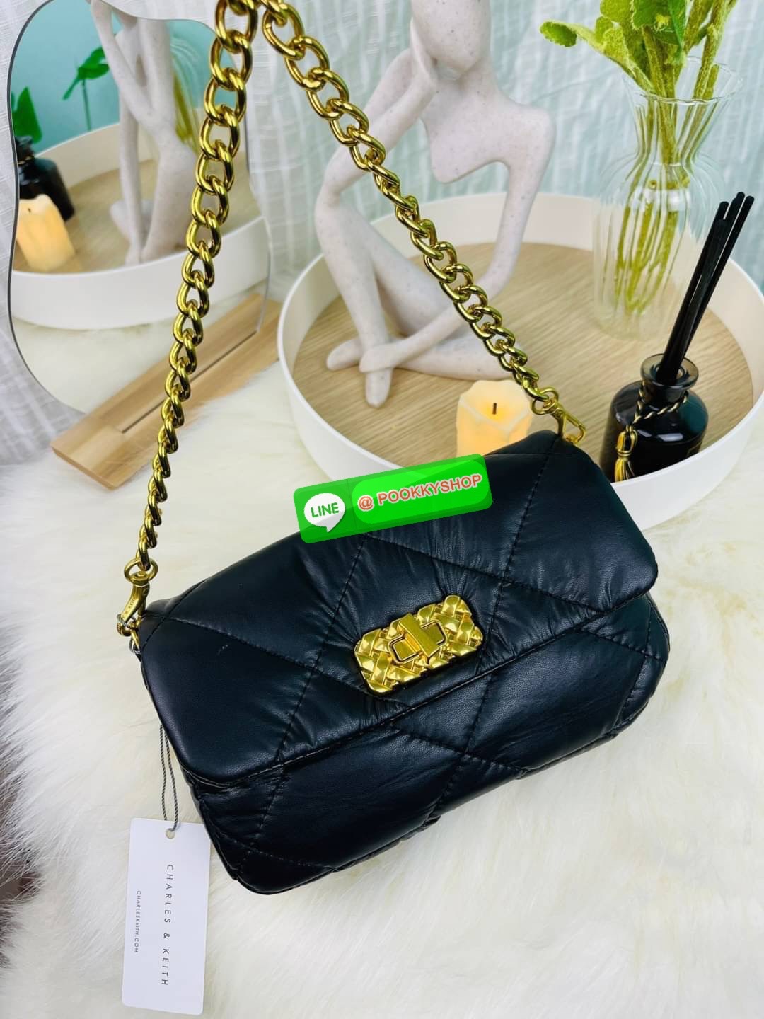 Charles & Keith Puffy Metallic Turn-Lock Crossbody Bag กระเป๋าใบมินิสีสันสดใส สะพายได้หลายแบบ เพิ่มความสดใสให้กับลุคของคุณด้วยกระเป๋าสะพายข้างทรงคลาสสิก มีสายคล้องแขนถอดสายได้ เปิดปิดแบบตัวหมุนล็อก ใส่ iPhone pro max ได้พร้อมกระเป๋าเงินใบเล็ก กุญแจรถ เป็น