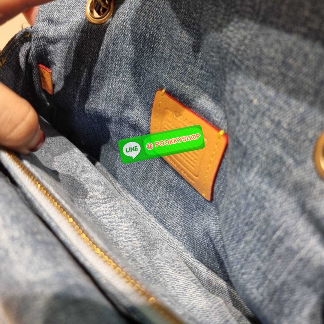 COACH CR704 TABBY SHOULDER BAG 26 WITH QUILTING 🔆 Details ไอเท็มใหม่ ตัวแม่แบบฉ่ำ สวยทำถึง! ต้อนรับซัมเมอร์ให้โดดเด่นกว่าใคร กับกระเป๋าสะพายไหล่ดีไซน์หรูหรา มีดีเทลสวยงามด้วยการเดินด้ายลวดลายตัดกับกระเป๋า เปิด-ปิดด้วยอะไหล่แบบกระดุม ภายในมีช่องเยอ