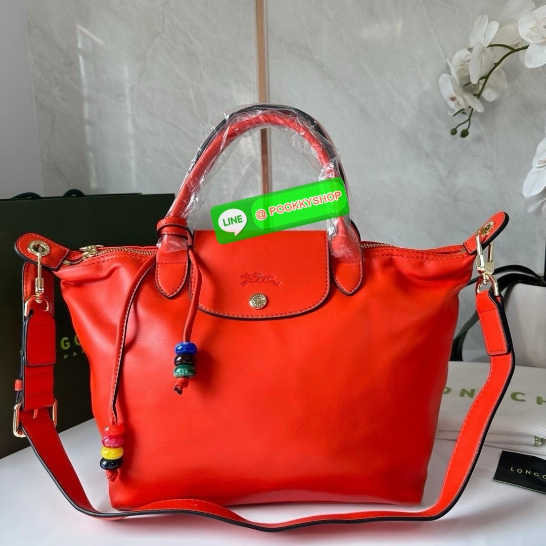LONGCHAMP Le Pliage Xtra L Leather Handbag 🔖กระเป๋าสะพายคอสบอดี้ รุ่นใหม่โด่ดเด่นลูกเล่นของลูกปัดห้อยสีสันสดใส ทำให้กระเป๋าดูมีลูกเล่นมากขึ้น 🔖วัสดุ : หนังวัวทั้งใบนิ่มน่าสัมผัส 🔖เปิด-ปิดแบบกระดุมแป็ก มีซิปปิดปากกระเป๋าอีกชั้น ป้อง