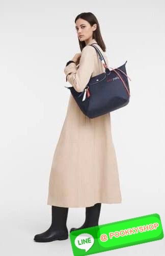 💕LONGCHAMP LE PLIAGE TRES PARIS SHOULDER BAG กระเป๋าโท้ทใบนี้ดึงดูดใจคุณด้วยรูปทรงมินิมอลและปริมาตรที่เพียงพอซึ่งสามารถเก็บเอกสารหรือแล็ปท็อปทั้งหมดของคุณได้อย่างง่ายดาย สายคล้องไหล่มีความยาวช่วยให้คุณสะพายได้อย่างสบาย ขณะที่การปิดด้วยซิปช่วยให้มั