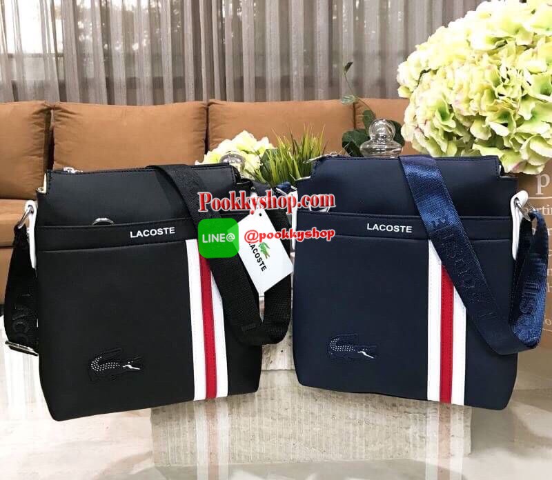 ห้ามพลาด! BEST SELLER! ลาคอส MESSENGER BAG กระเป๋าสะพายรุ่นใหม่ล่าสุดขนาดกำลังดีหนังนิ่มสวยอยู่ทรง ด้านหน้ามี1ช่องซิป พร้อมโลโก้แบรนด์และเเถบคาดดูมีดีเทล เปิดปิดด้วยซิปสะดวกใช้หัวซิปแบรนด์อะไหล่เงินสามารถใส่ ipad mini มือถือ กระเป๋าสตางค์ใบยาว ของจุกจิก