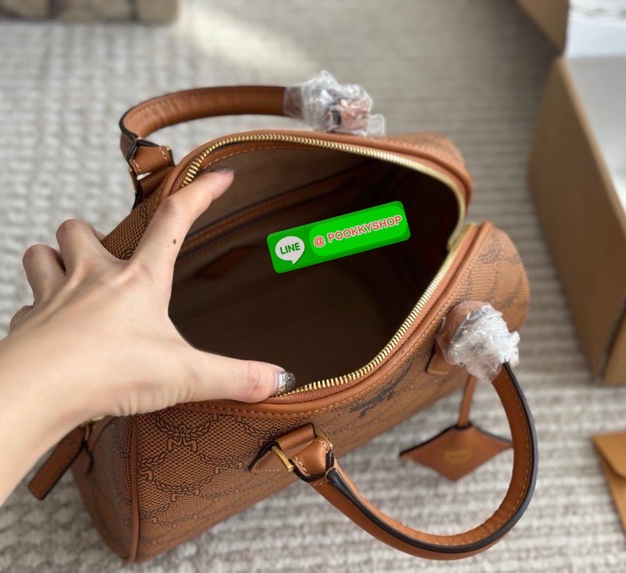 ð MCM Aren Boston Bag in Visetos Canvas ð âĒ āļāļĢāļ°āđāļāđāļēāļāļĢāļāļŦāļĄāļāļāļŠāļļāļāļāļĨāļēāļŠāļŠāļīāļ āļĢāļļāđāļ Aren Boston Bag âĒ āļ§āļąāļŠāļāļļ Lauretos / Visetos Coated Canvas āļĨāļēāļĒāđāļĄāđāļāđāļāļĢāļĄāđāļāļāļĨāļąāļāļĐāļāđāļāļāļ MCM âĒ āļāļĩāđāļāļāđāđāļāļĢāļāđāļāđāļāļāļĢāļ Boston āļŦāļđāļāļąāļāļŦāļāļąāļāđāļāđ āļāļąāļāļāļāļąāļāļĄāļ·āļ