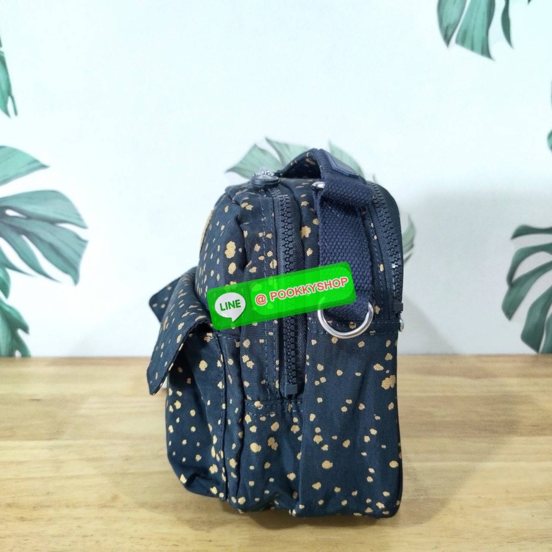 KIPLING Cand 2 ways backpack กระเป๋าถือหรือสะพายข้าง ขนาดกลาง วัสดุ Polyester 100% -ด้านหน้ามี 2 ช่องซิป -ช่องหลักโล่งกว้าง ใส่ของได้เยอะสุดๆ พร้อมช่องซิปและช่องแยกด้านข้างให้แยกของได้เป็นระเบียบมากขึ้น สามารถติใส่กระเป๋าสตางค์ใบยาวได้ มาพร้อมสายคล้องพวงก