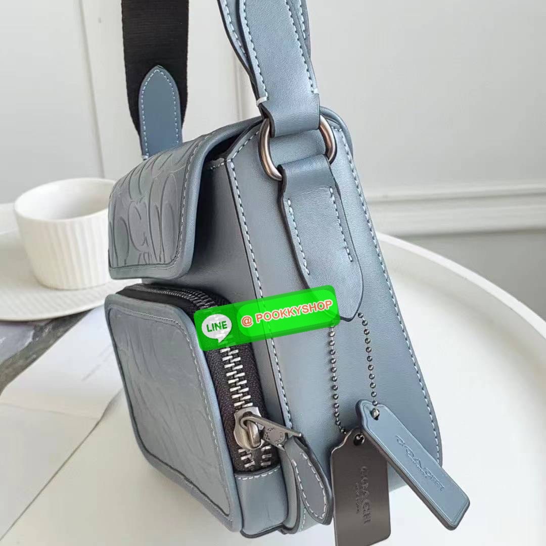NEW IN! COACH SULLIVAN FLAP CROSSBODY IN BLOCKED SIGNATURE ((CC032)) พร้อมส่ง! รุ่นที่หนุ่มๆถามถึงกันเข้ามา กับกระเป๋าสะพายแบบครอสบอดี้ร์ หนังแท้อย่างดี สวยมากๆ สามารถพกพาไปได้กับทุกๆวัน 🌟รุ่นนี้ห้อยพวงแบรนด์ด้านข้างมาให้2พวงค่ะ ด้านหน้ามีข่องซิปห