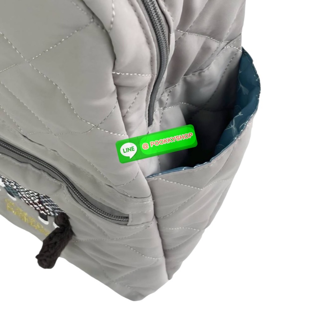 “ New Collection” 2025 Backpack Polyester Cat กระเป๋าควิลท์ใบนี้มีน้ำหนักเบา ใช้งานได้จริง และกันน้ำและคราบสกปรก โดดเด่นด้วยลายปักอันประณีตอันเป็นเอกลักษณ์ของ Matilda บนผ้าควิลท์เนื้อนุ่ม กระเป๋าใบนี้มาพร้อมเทปโลโก้และหูหิ้วพาราคอร์ดเพื่อรูปลักษณ์ที่โดดเด