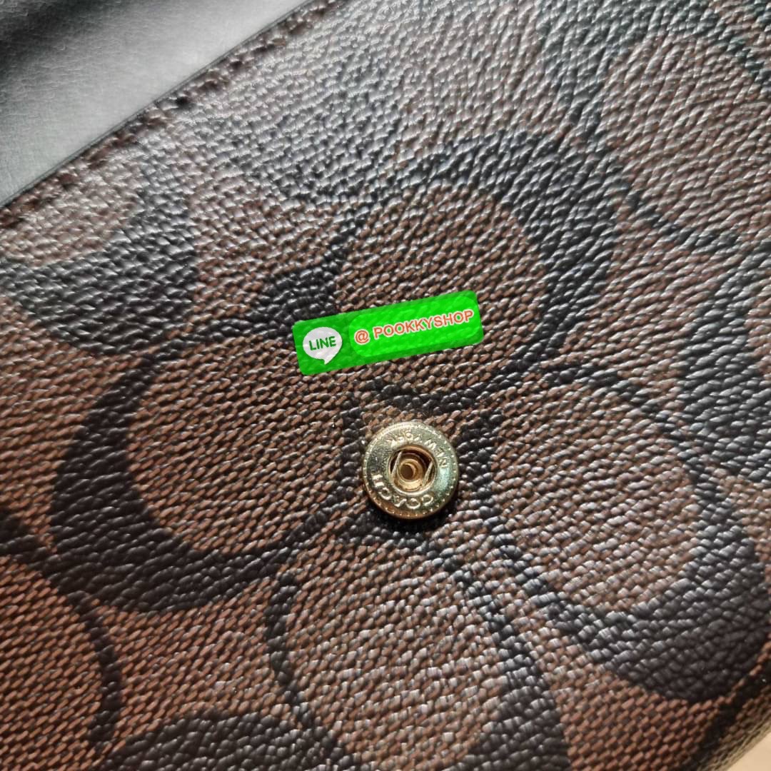 COACH F54022 SLIM ENVELOPE WALLET IN SIGNATURE กลับมาแล้วจ้า!! กระเป๋าสตางค์รุ่นขายดี 🔥 ทรงจดหมายรุ่นฝาพับ สวยคุณหนู หรูเกินราคา วัสดุหนังแคนวาสเคลือบลาย ภายในใส่มือถือได้ ใส่บัตรได้ มีช่องซิปแยกแบ่งเป็นสัดส่วน รุ่นนี้ใช้ยังไงก็ไม่มีเบื่อ สวยคลาสส