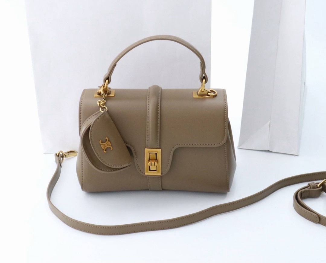 celine งาน nologo งานเกรดพรีเมี่ยม หนังดีมาก มีแถมกระเป๋าลูกใบเล็ก ขนาดกำลังพอเหมาะ แมทได้กับทุกลุค ทั้งถือและสะพาย