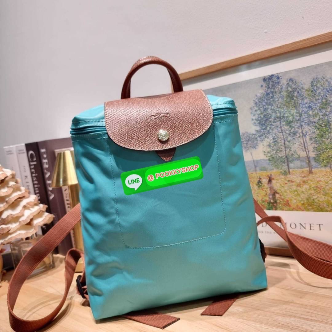 Longchamp le pliage original backpack 🔆 Details สวยคลาสสิคต้องไม่พลาด กับกระเป๋าสะพายทรงเป้ ขนาดกำลังดี น้ำหนักเบา ดีไซน์เรียบง่าย แต่ดูแพง ปากกระเป๋าออกแบบให้มีฝาปิดและซิปแน่นหนา สายสะพายสามารถปรับใช้ตามชอบ ภายในโล่งกว้าง จุของได้สบายๆ พกพาไปไหนก
