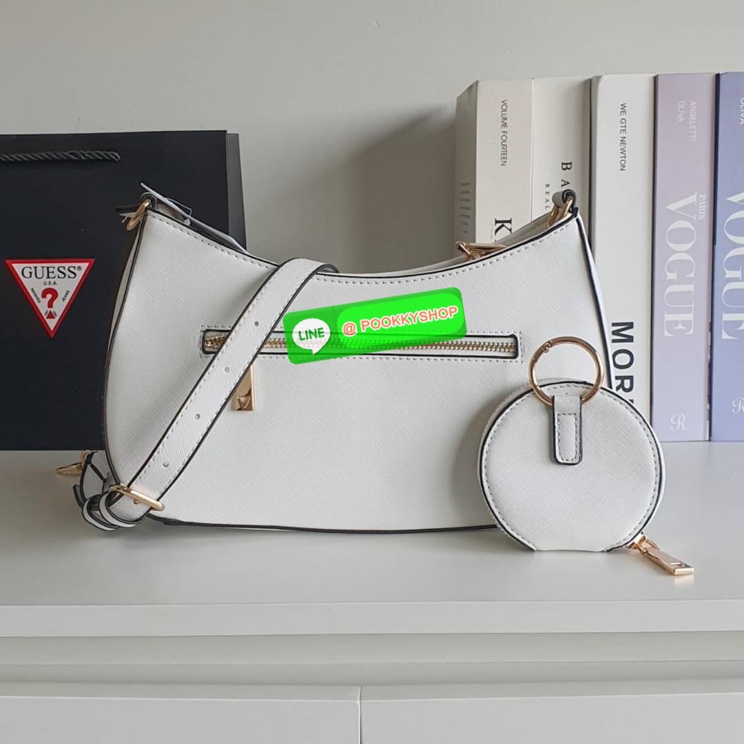 รุ่นใหม่ล่าสุด! GUESS ALEXIE TOP ZIP SHOULDER BAG กระเป๋าทรงยอดฮิต ซื้อ1ได้ถึง2ไอเท็ม วัสดุตัวหนังลาย SAFFIANO สวยหรู เปิดปิดด้วยซิปยาว ด้านในใส่กระเป๋าสตางค์ยาว มือถือได้ทุกรุ่น พร้อมช่องซิปและช่องใส่บัตรแยกให้ เพิ่มความน่ารักด้วย กระเป๋าใส่เหรียญใบเล็กท
