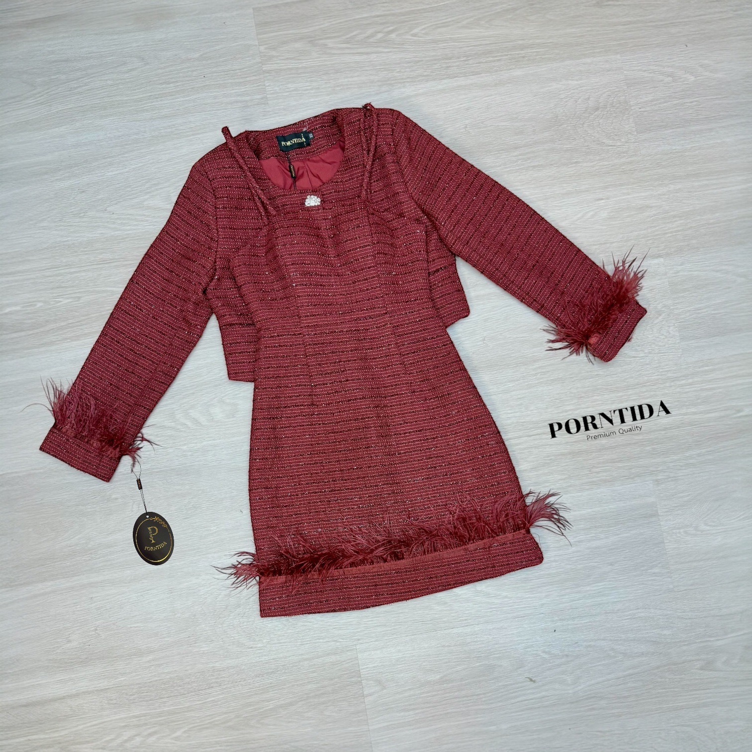 ชุดเซทแฟชั่น ชุดเดรส2ชิ้นผ้าทวีต งานเดรสแดง มีเสื้อคลุมให้กระดุมเสื้อคลุมด้านหน้ากระดุมเพชร