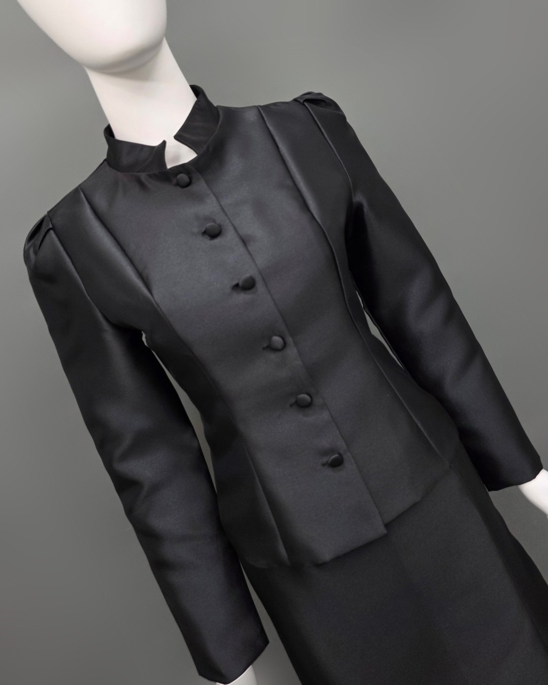 ชุดเซทแฟชั่น เซ็ทเสื้อเข้ารูปผ่าหน้าแขนยาวทรงกระบอก จับคู่กระโปรงป้ายยาวทรงสอบ