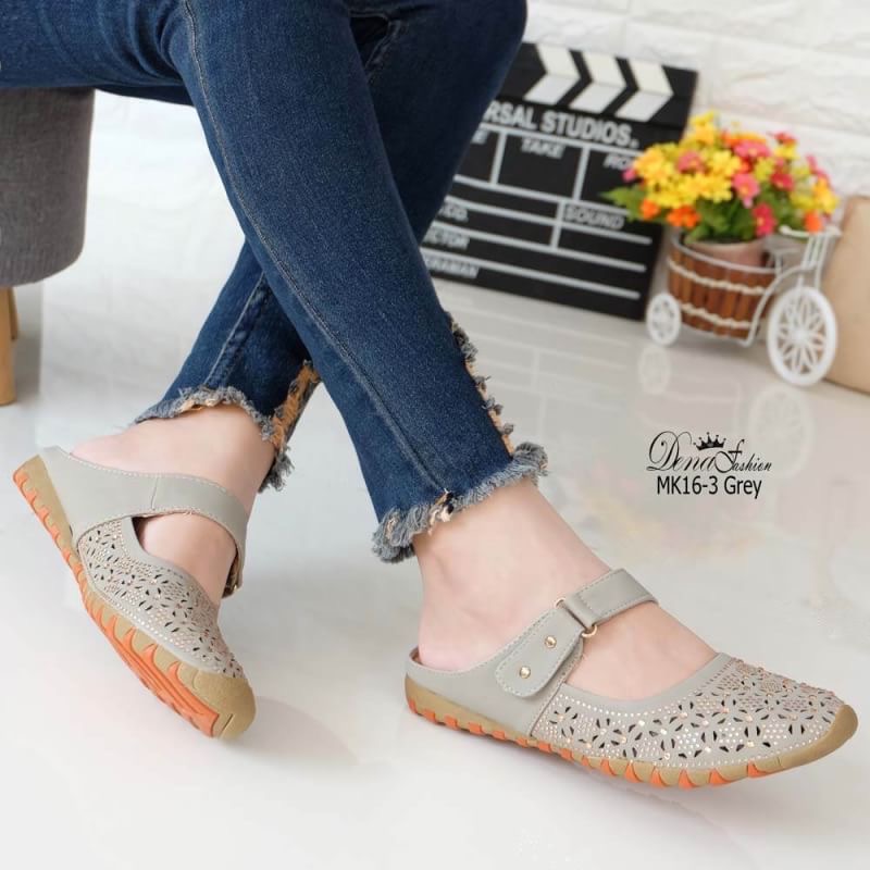 MK16-3 เปิดส้นหน้าเพชร น่ารักแบบเก๋ๆ คัชชูเปิดส้นเตี้ยตกแต่งด้วยเพชรหน้าเต็ม สวมใส่สบาย สายคาดหน้าแบบเข็มขัดปรับความกระชับได้อีกนิดด้วยเมจิกเทปเพียงดึงแปะง้ายง่าย