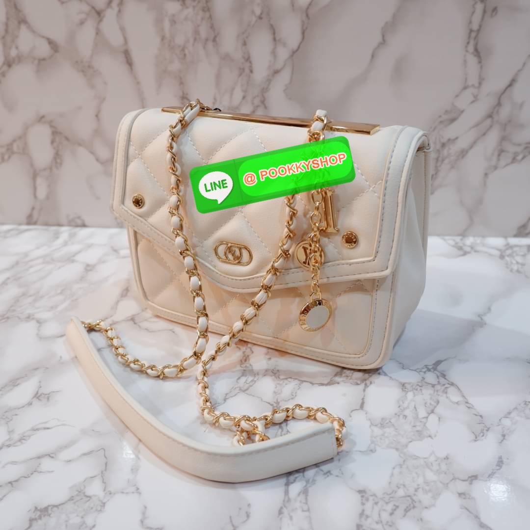 LYN กระเป๋าสะพายข้างรุ่นใหม่ อะไหล่สีทอง หนังนิ่ม ปักลายตาราง ด้านหน้าแต่งด้วยโลโก้แบรนด์ สายกระเป๋าเป็นโซ่สลับหนัง น้ำหนักเบา ด้านในสามารถใส่กระเป๋าตัง โทรศัพท์มือถือ เพาเวอร์แบงค์ มีช่องใส่ของขนาดเล็ก