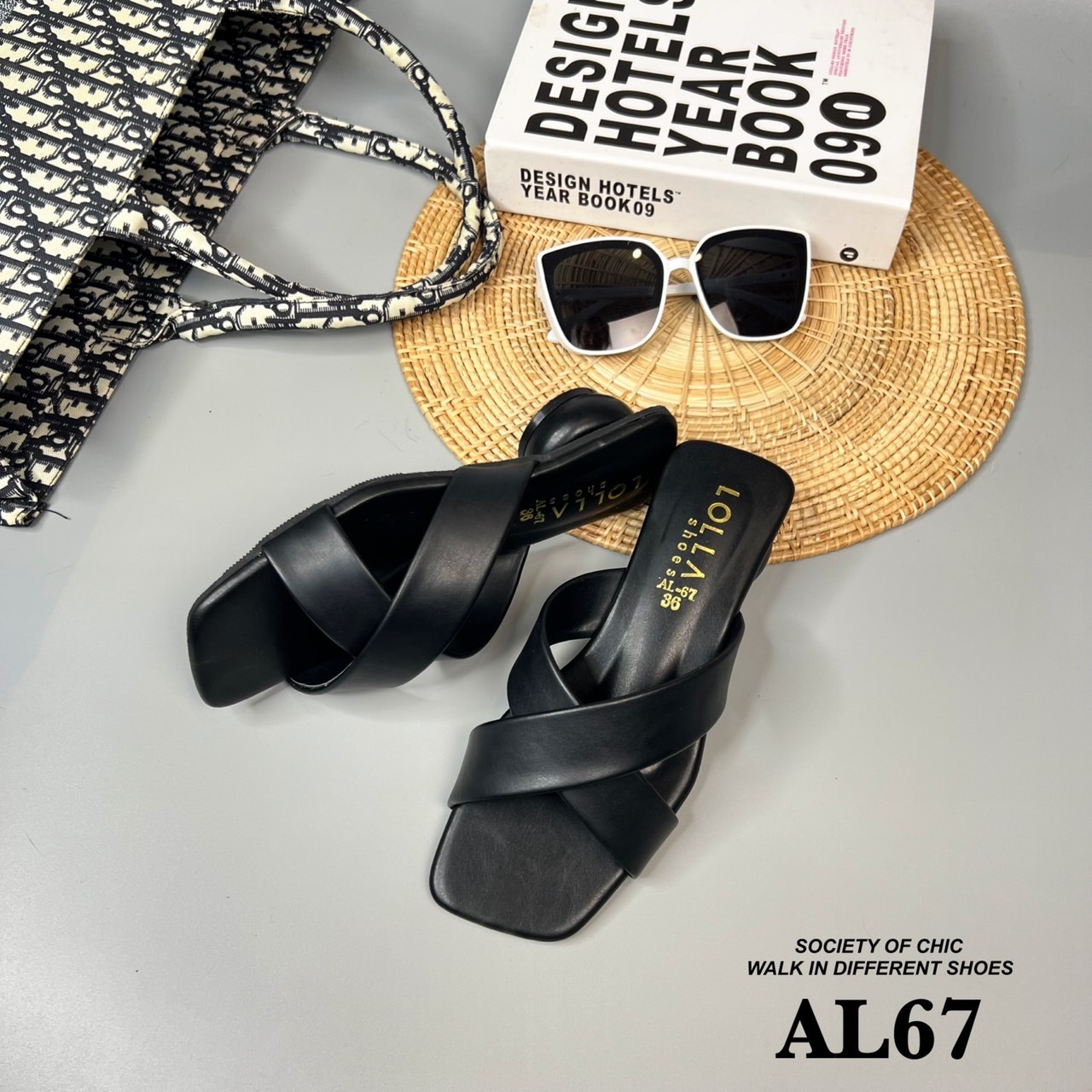 เน้นใส่สบายเดินทั้งวันแบบไม่เมื่อย ส้นมาการองสูงเพียง 1.5 นิ้ว หน้าสวมหนังนิ่ม แบบไขว้ แต่งสีทูโทน 5 สี เบาๆ ใสๆ ใส่ได้ทุกสีผิว