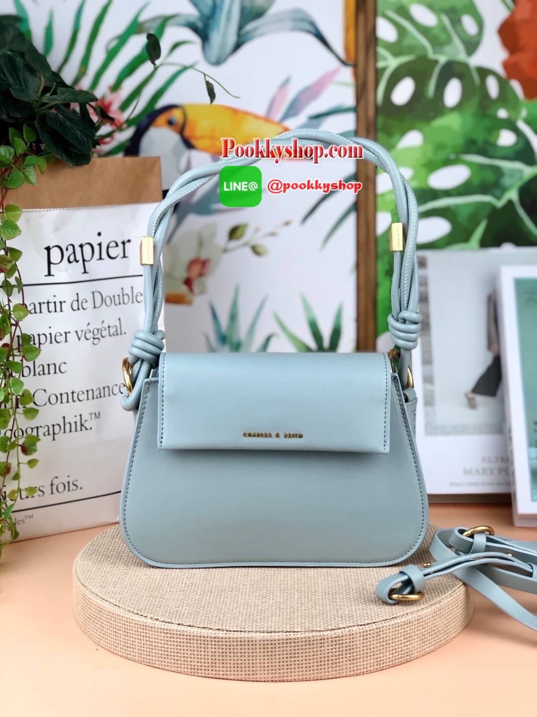 New! Charles & Keith Twist Top Handle Bag กระเป๋าสะพายข้าง/ครอสบอดี้ หูหิ้วแต่งทวิสต์สวยงาม มีช่องด้านหลังใส่บัตร แบงค์/เหรียญได้ เปิดปิดแบบตัวกดล็อก ด้านในจุของได้พอสมควรเลยค่ะ เช่น iPhone plus/กระเป๋าเงินใบกลางและของจุกจิกอื่นๆ มาพร้อมสายสะพายยาวถอดและป