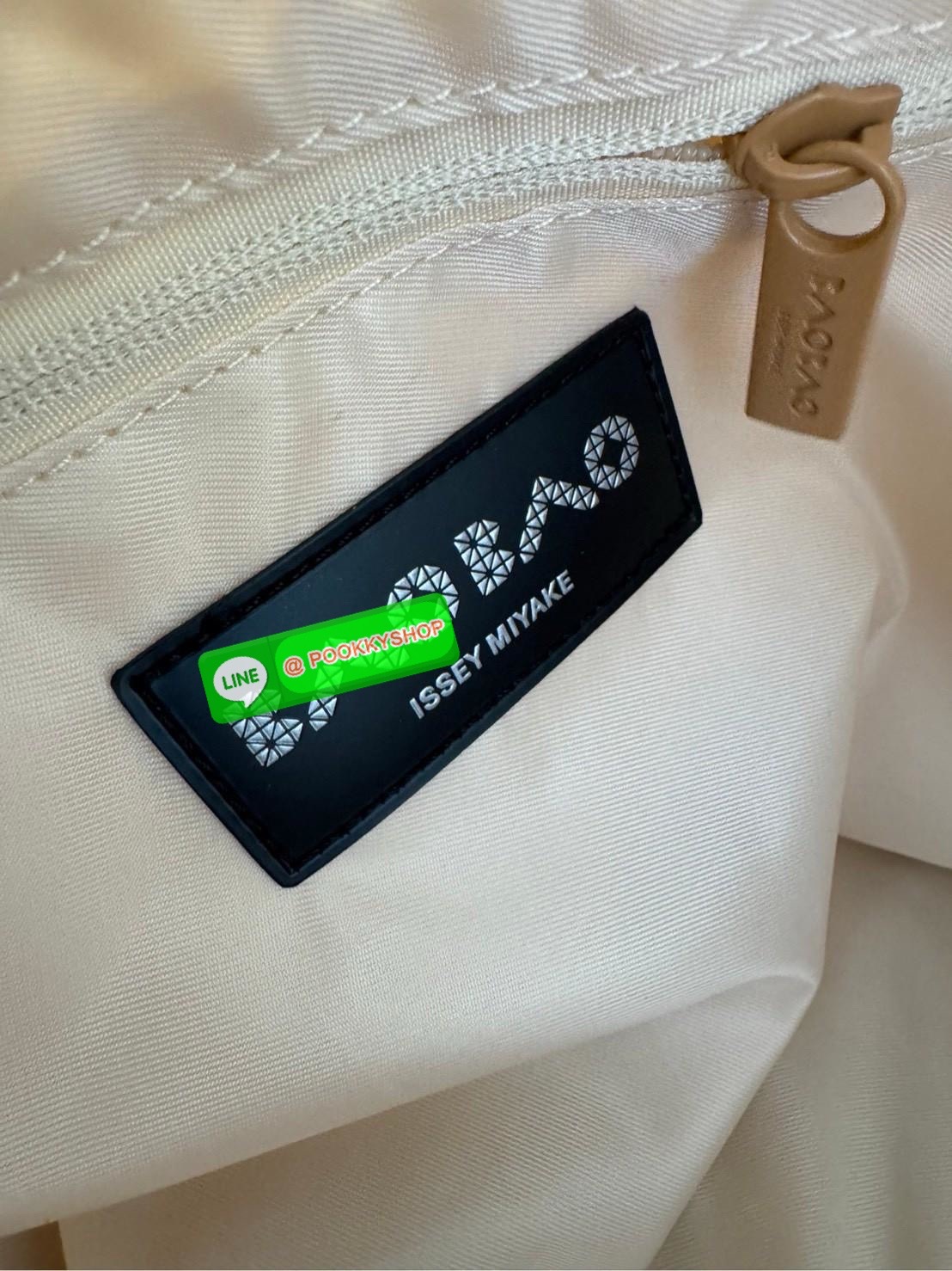 Baobao Issey Miyake Cart geometric L tote bag รูปทรงที่สร้างขึ้นโดยบังเอิญ' เสื้อผ้าที่มีโครงสร้างและได้รับการออกแบบทางวิศวกรรมอันเป็นเอกลักษณ์ของแบรนด์ ส่งต่อไปยังเครื่องประดับที่น่าประทับใจและไร้กาลเวลาเหล่านี้ กระเป๋าโท้ต Cart ประดิษฐ์ขึ้นจากการตั