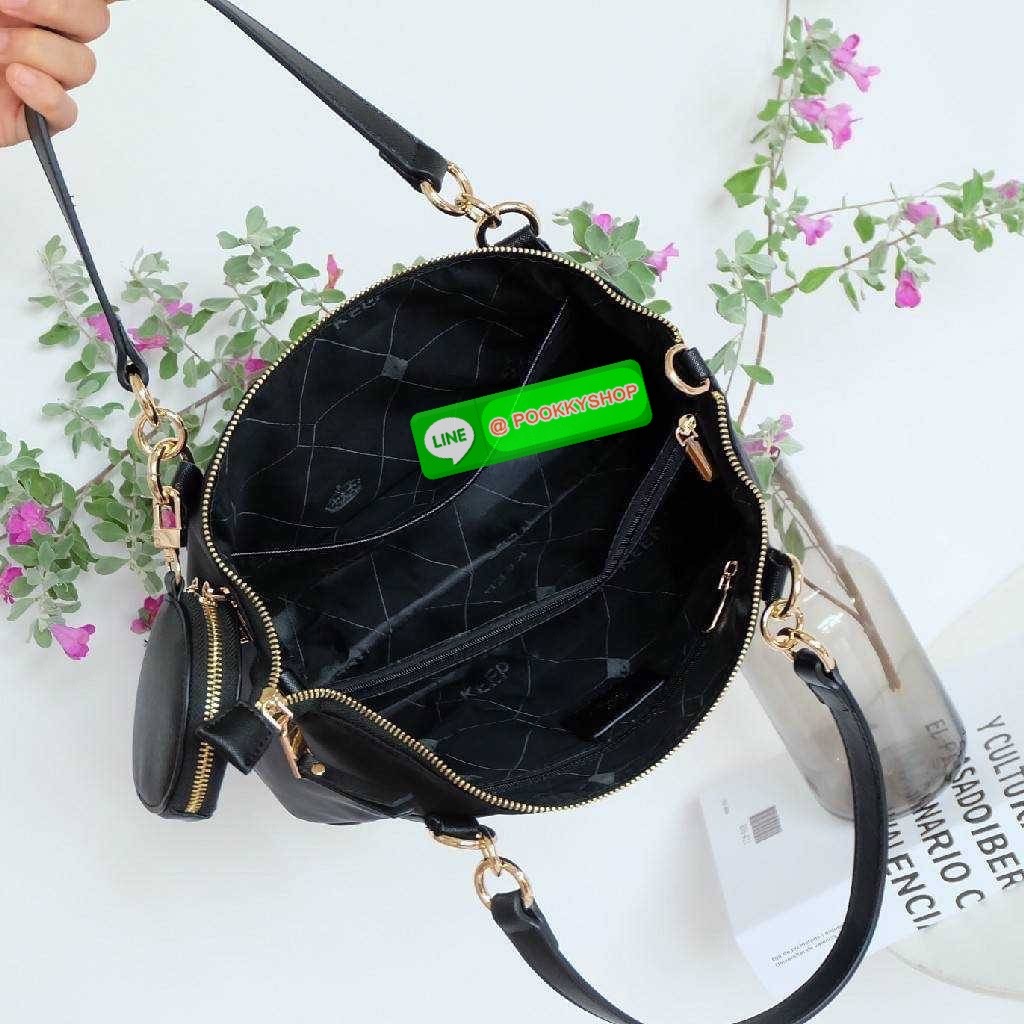 รุ่น KANNY with zipper รุ่นนี้พัฒนาต่อยอดมาจากรุ่น KANNY คอลเลคชั่นเดิมที่เป็นหนึ่งรุ่นที่ขายดีของทางแบรนด์เพราะเป็นกระเป๋าที่ฟังชั่นตอบโจทย์การใช้งานมากที่สุด 📍ตัวกระเป๋าน้ำหนักเบามาก 📍ทำจากไนล่อนนาโนกันน้ำ 📍ทำช่องแบ่งเก็บด้านใน ใ