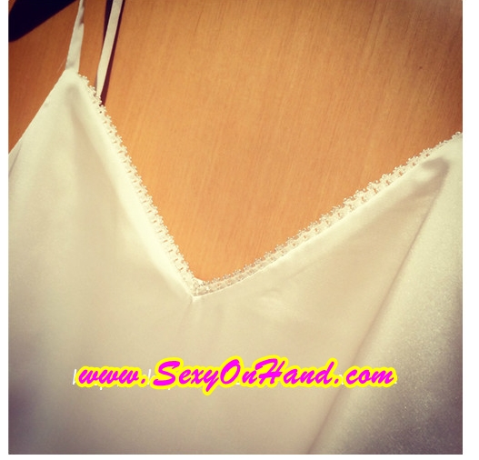 ชุดนอน คุณหนู ชุดนอนสายเดี่ยว ชุดนอนกระโปรง ผ้าไหม สีขาว เนื้อผ้านุ่ม ลื่น ใส่สบาย แต่งขอบลูกไม้ ผ้าเกรด Premium คะ แบบเรียบแต่หรูสุดๆ