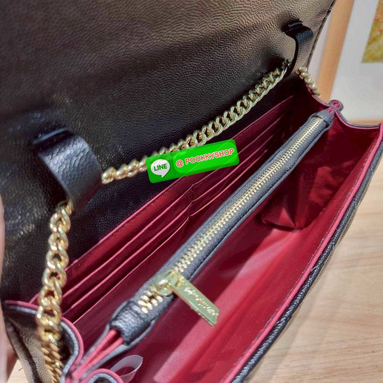 🔆 Model YSL clutch bag with chain ไม่เคยผิดหวังจริงๆ!! กับรุ่นที่สาวๆรู้กัน กระเป๋าสะพายพรีเมี่ยมกิ๊ฟ จากเคาน์เตอร์ vip dutyfree ทรง woc สุดฮอต ดีไซน์เรียบหรู โดดเด่นด้วยโลโก้ด้านหน้า เพิ่มดีเทลความผู้ดี ใช้งานง่ายเพียงแค่เปิด-ปิดด้วยกระดุมแม่เหล็