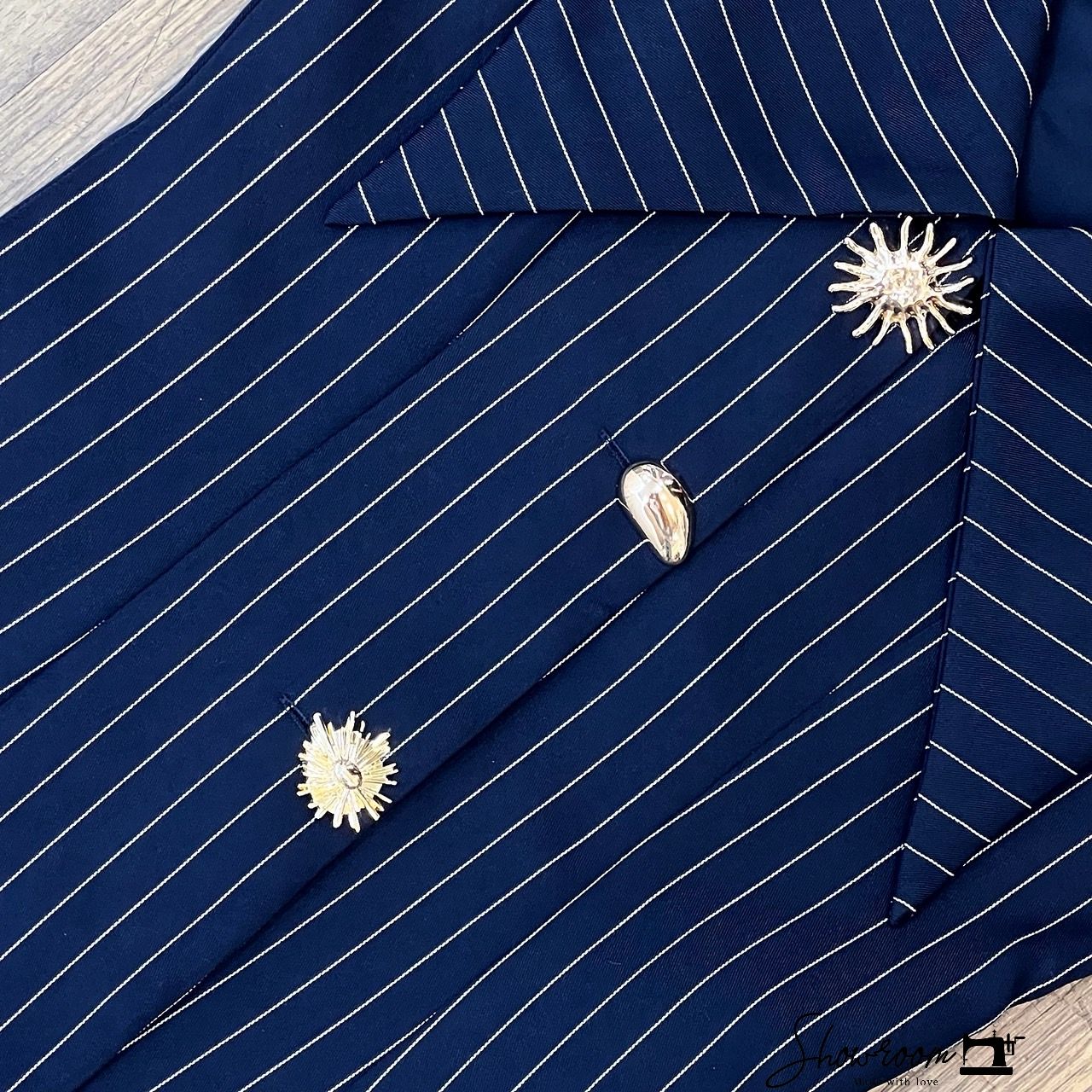 ชุดเซทแฟชั่น Stripe navy set ที่โดดเด่นด้วยการเลือกกระดุมโลหะสีทองดีไซน์แจ่ละเม็ดไม่ซ้ำกัน