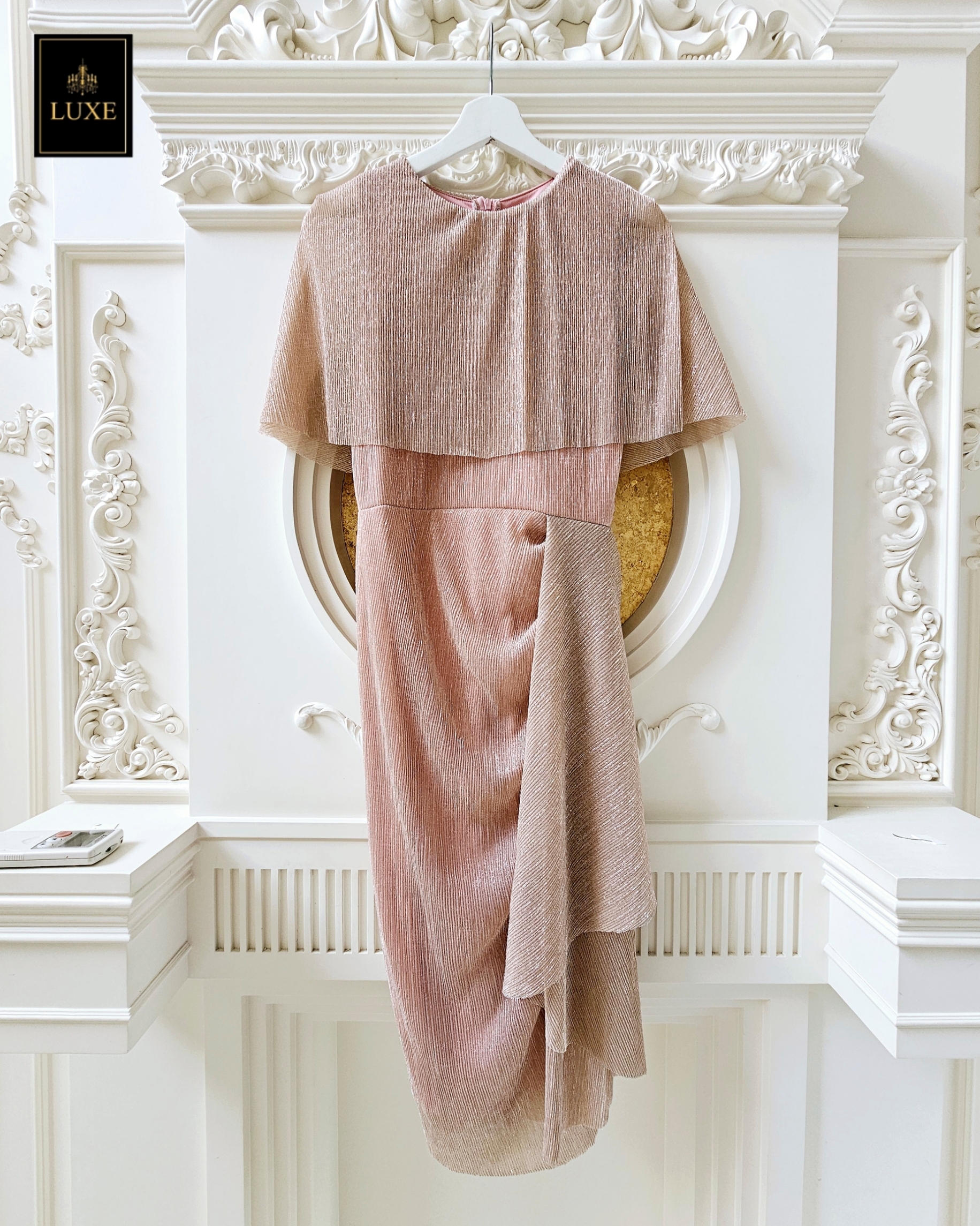 เดรสแฟชั่น เดรสเสื้อคอกลมแขนกุด ดีเทลเป็นเสื้อคลุมไหล่ในตัว