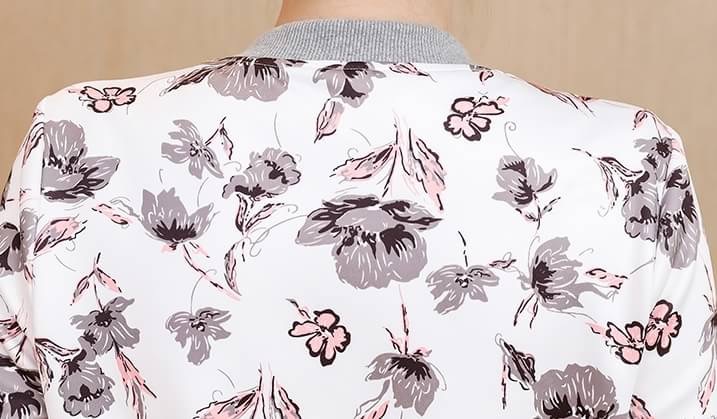 เสื้อผ้าแฟชั่นนำเข้า : เสื้อคลุม พร้อมส่ง เสื้อคุลมแฟชั่น สีขาว ผ้าคอตตอน ลื่นๆใส่สบาย แต่งลายดอกไม้ แบบซิบรูด แต่งจั๊มปลายแขน และ ชายเสื้อสีเทาเก๋ ไม่มีซับใน มีกระเป๋าสองข้างใช้งานได้ เนื้อผ้ายืดหยุ่นได้นิดหน่อยค่ะ